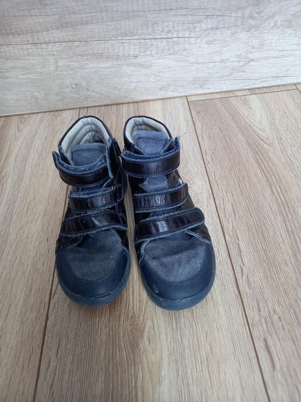 Фото  Детские ботинки темного цвета