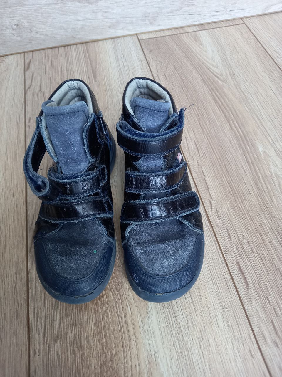 Фото  Детские ботинки темного цвета